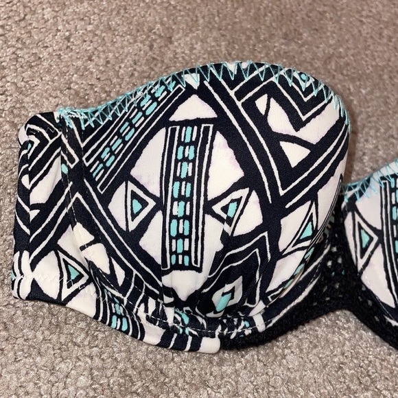 VICTORIA’S SECRET Strapless bikini swim top with mesh and clip in back. Size 34B - Picture 3 of 10